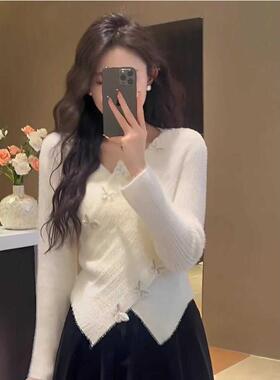 法式白色交叉V领蝴蝶结毛衣女冬季掐腰小众设计感春秋内搭打底衫