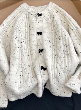 2025秋冬季新款白色宽松百搭圆领长袖针织开衫女蝴蝶结纽扣毛衣