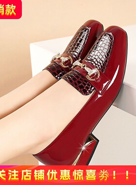 高端女士春秋新款本命年红色皮鞋26粗跟漆皮低跟舒适大码亮皮单鞋