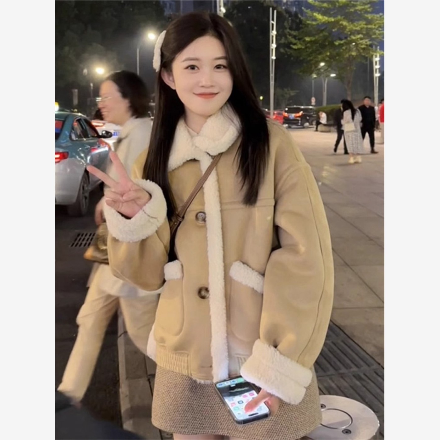 皮毛一体羊羔毛翻领加绒外套女秋冬今年流行短款加厚夹克上衣棉服