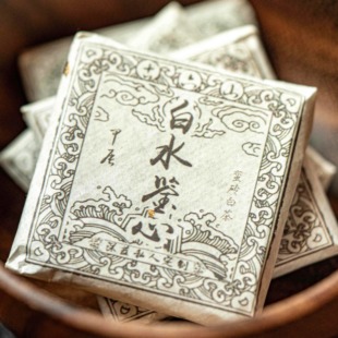 回甜明显持久 橙花野花香 蛮砖森林普洱白茶晒白 白水鉴心