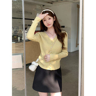 韩系气质蕾丝拼接V领长袖针织开衫女2026春季新独特漂亮miu系毛衣