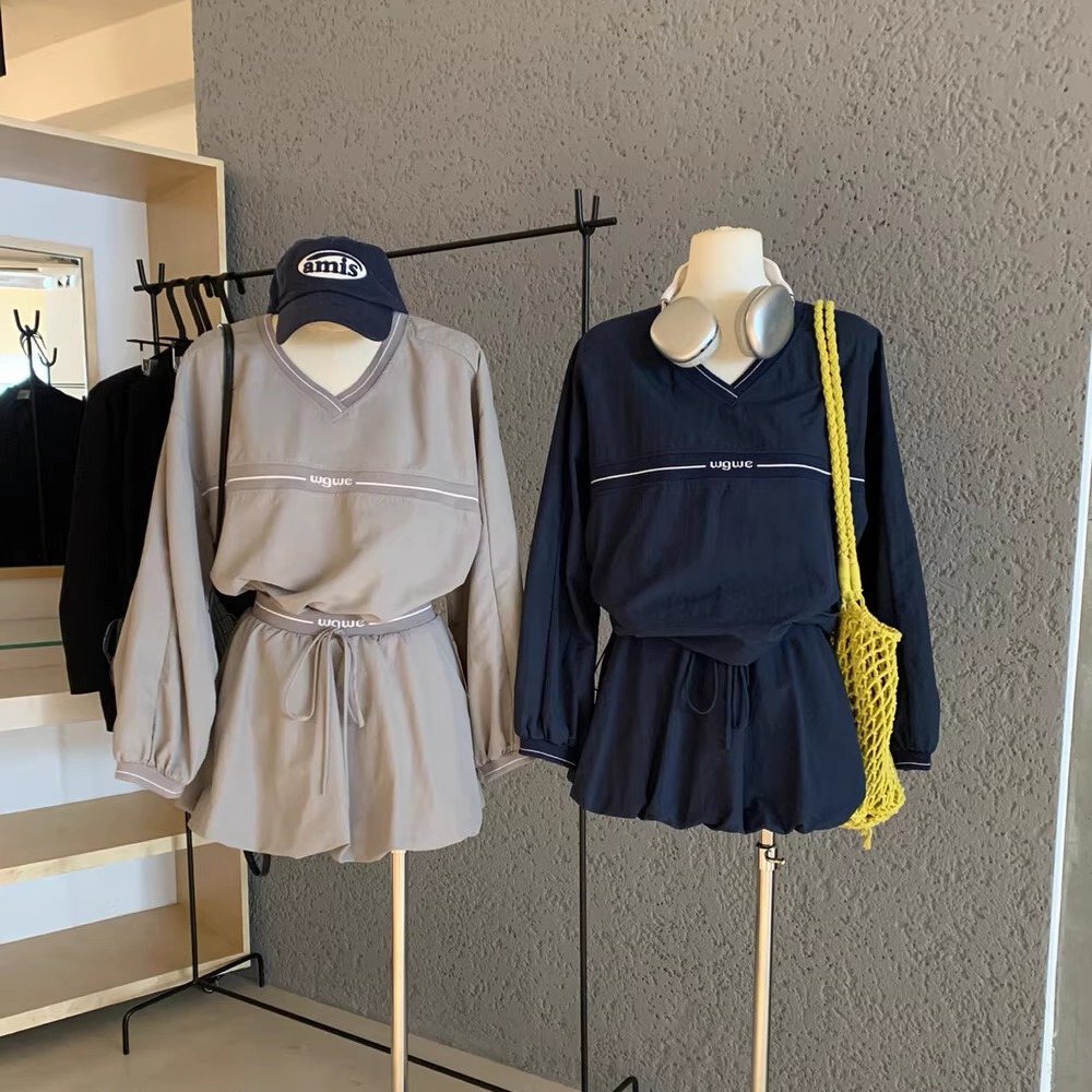 运动感V领撞色短外套+花苞短裙