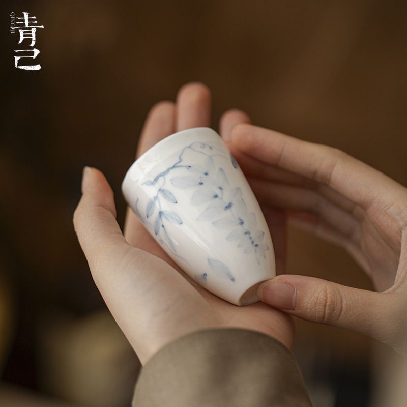 青己玉泥手绘紫藤花家用闻香杯功夫茶具陶瓷茶杯青花薄胎品茗杯