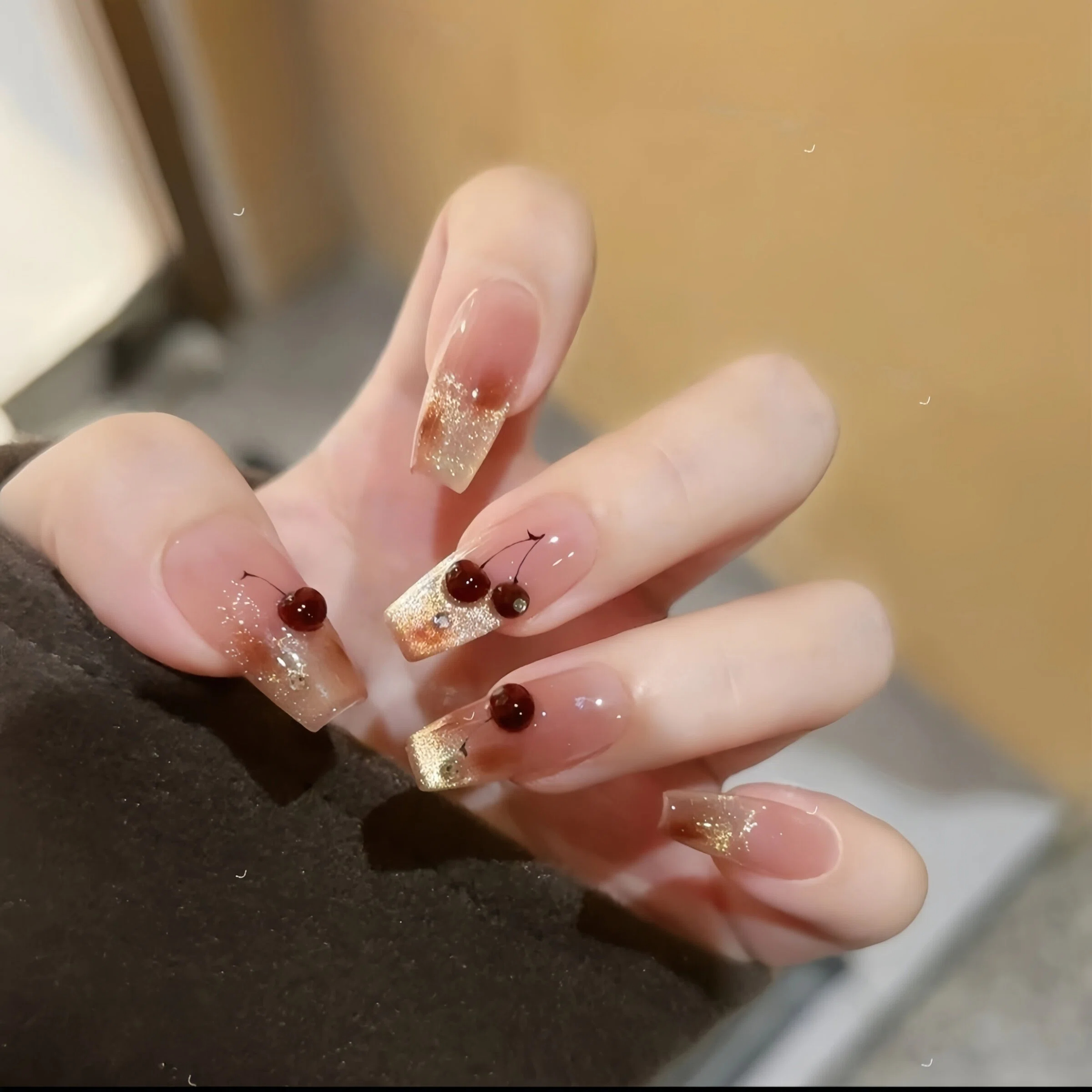 【璎落慕斯】纯手工法式金色琥珀猫眼立体樱桃高级美甲显白可拆卸