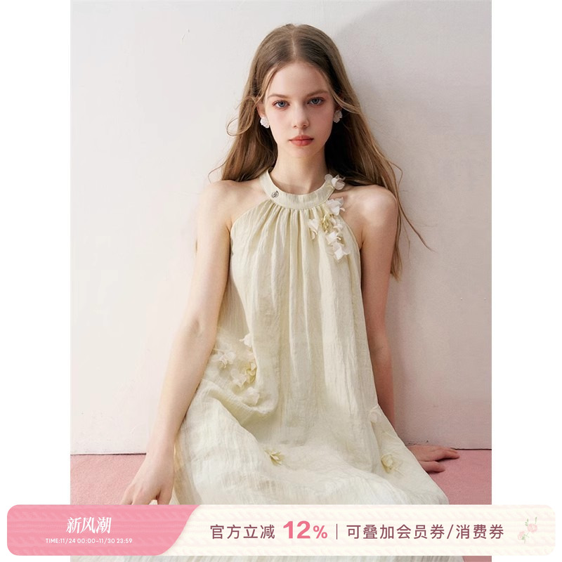 Kroche  水仙黄 垂感睡袍式 立体花淡黄挂脖连衣裙