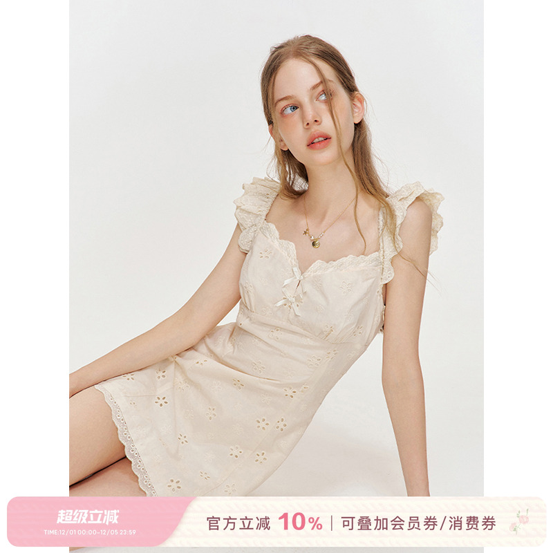 Kroche刺绣蕾丝小飞袖连衣裙