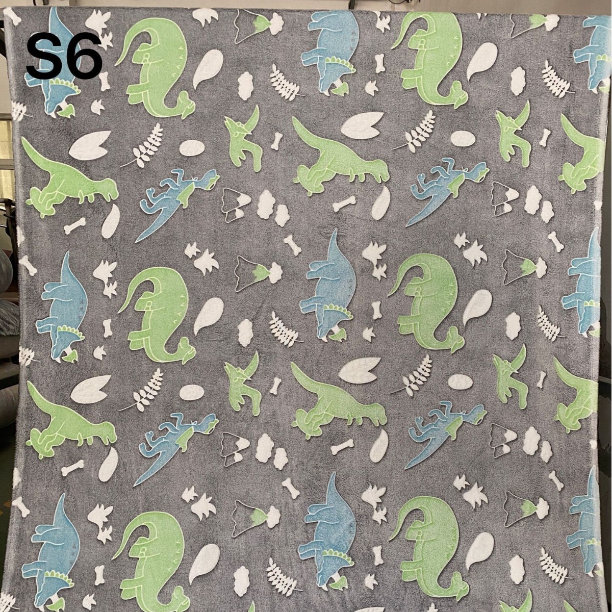 源头厂家亚马逊夜光法兰绒 懒人服毛毯抱枕沙发面料睡衣