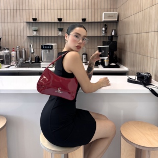 腋下包包女高级感小众单肩手提婚包 红色漆皮亮面时尚 stylish