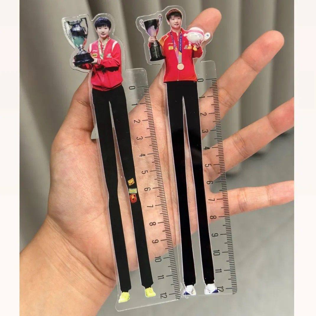 新款孙颖莎抽象大长腿尺子搞怪设计感亚克力直尺摆件测量学生周边,模玩/动漫/周边/娃圈三坑/桌游,动漫水杯/居家/百货,淘宝优惠券,粉丝福利购,淘宝优惠卷