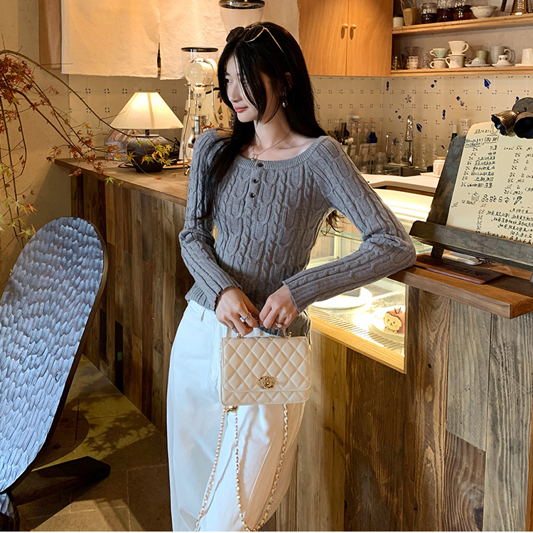 淡人高知穿搭藏青色露肩毛衣