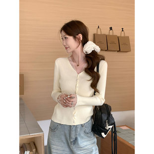 韩系气质蕾丝拼接V领长袖针织开衫女2026春季新独特漂亮miu系毛衣