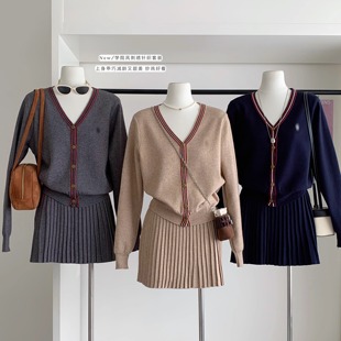 百褶半身裙韩系早秋穿搭一整套 针织开衫 姐系贵感套装 V领撞色长袖