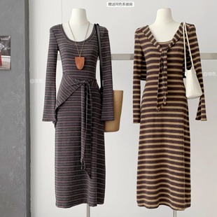 极简风巨好看的秋季打底长裙子显瘦中长款复古条纹长袖连衣裙冬