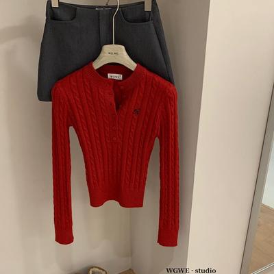 软糯麻花半开领纽扣刺绣针织衫