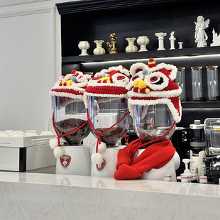 元旦装饰醒狮帽围巾咖啡店磨豆机吧台2026年店铺挂件拍照氛围道具