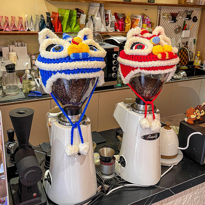 元旦装饰醒狮帽围巾咖啡店磨豆机吧台2026年店铺挂件拍照氛围道具