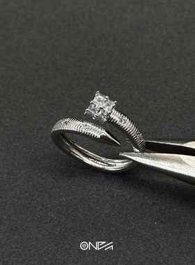 ONEPART满锆铆钉锤纹八芒星开口戒指开口男女铜合金合成锆石戒指