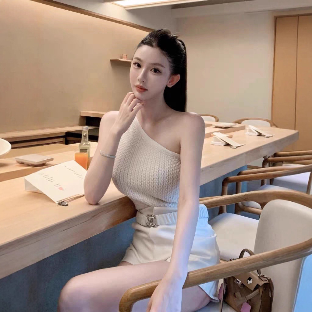 今年流行白色斜肩上衣女2025夏季减龄时尚洋气高级感修身显瘦T恤