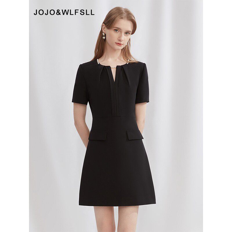 JOJOWLFSLL品牌女装2026春季新款法式小V领A字小黑裙子翻褶连衣裙