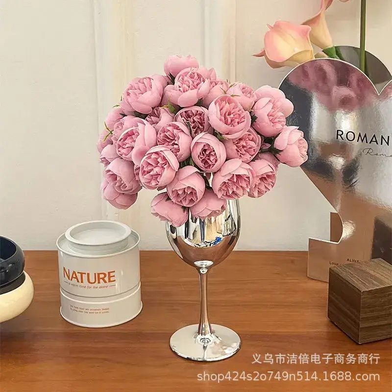 银色高脚酒杯轻奢居家客厅桌面