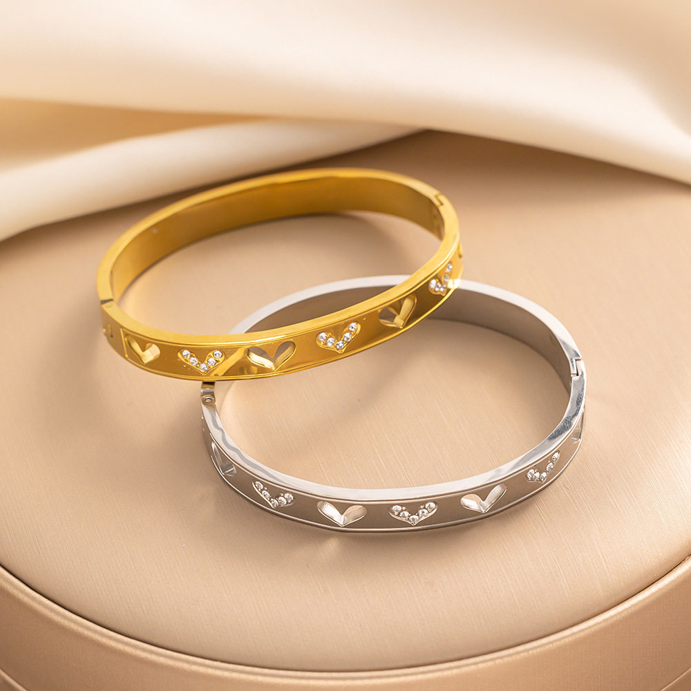 欧美热销潮流手镯时尚轻奢高级感手环爱心镶钻钛钢手镯男女不掉色