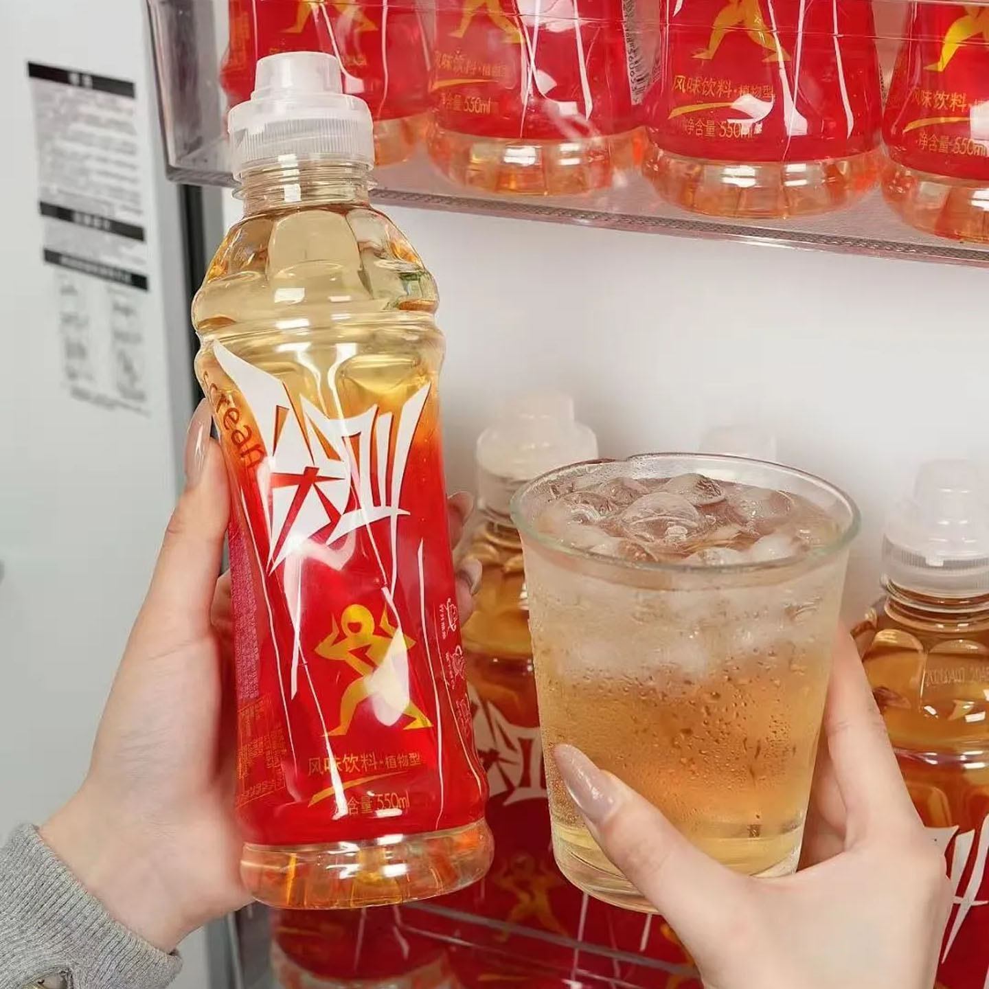 尖叫人参复合果味农夫山泉红色瓶装西洋参味电解质运动饮料550ml