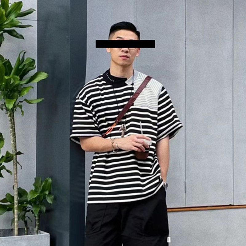 KOLOR 阿部润一日系休闲不规则剪裁黑白条纹拼接撞色短袖T恤情侣 - 实物图