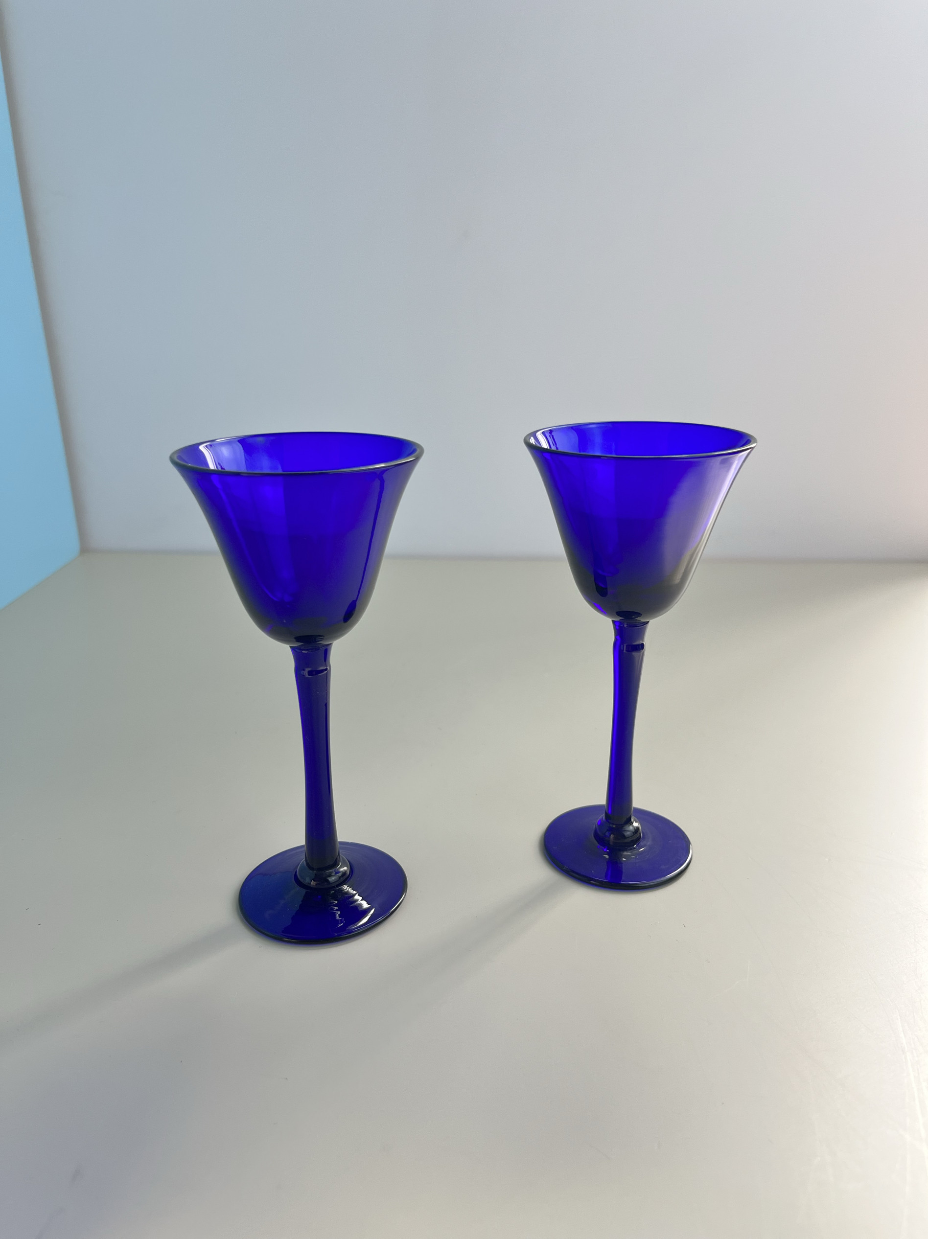 两只装克莱因蓝色中古迷你高脚杯洋酒杯烈酒杯复古蓝色高脚杯