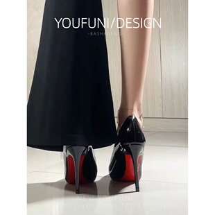 2026年新款尖头黑色漆皮单鞋性感红底配大衣气质欧美风高跟鞋女