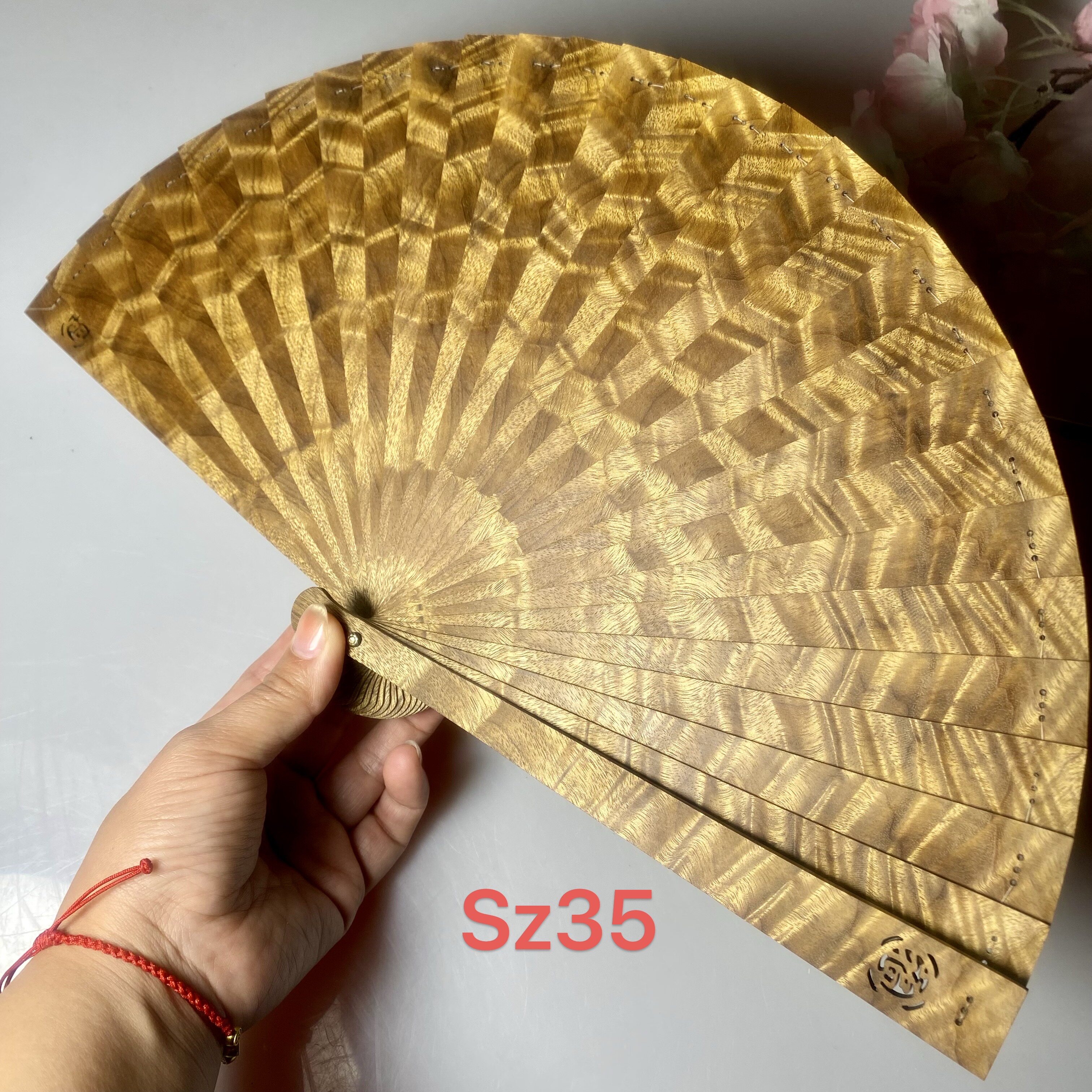 新中式金丝楠木镂空雕花折扇