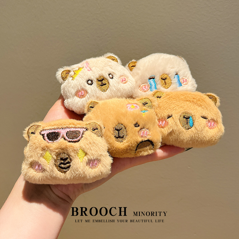 新款毛绒卡皮巴拉胸针卡通戴墨镜公仔玩偶配件书包挂件衣服装饰