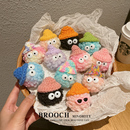 毛绒黑煤球胸针灰尘精灵球别针卡通毛茸茸胸章公仔挂件情侣别针