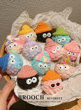 毛绒黑煤球胸针灰尘精灵球别针卡通毛茸茸胸章公仔挂件情侣别针