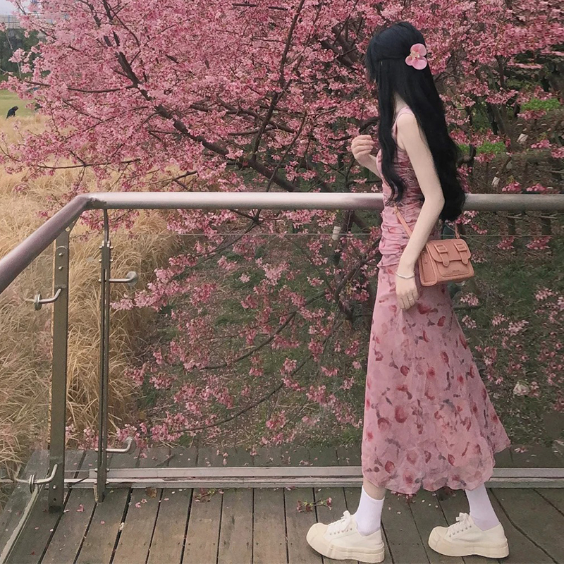 粉色吊带碎花连衣裙女夏季2024新款仙女气质修身显瘦收腰长款裙子