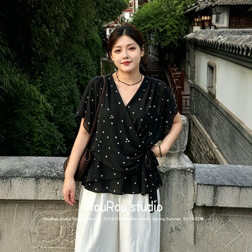 大码甜美风V领波点绑带收腰上衣