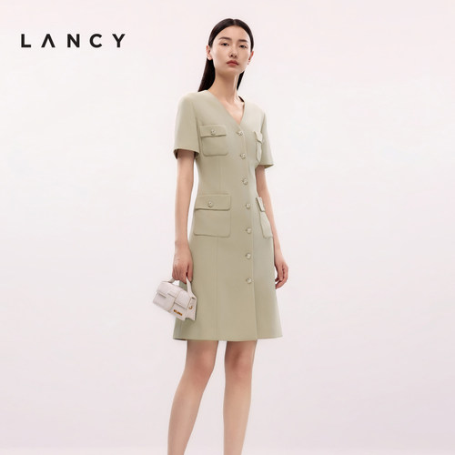 精致纽扣 口袋设计 优雅V领