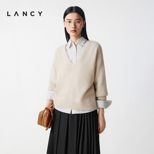 宽松廓形 柔暖表面 V领设计