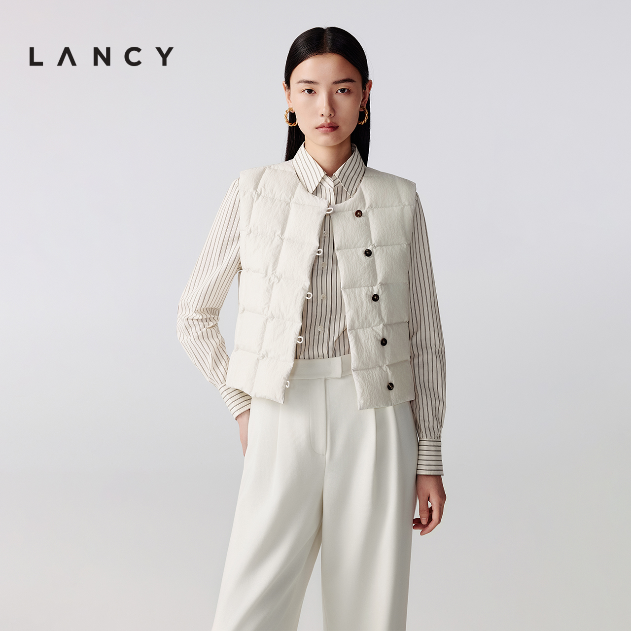 短款直版 圆领设计 排扣点缀