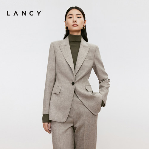 垫肩造型 外贴口袋 气质翻领