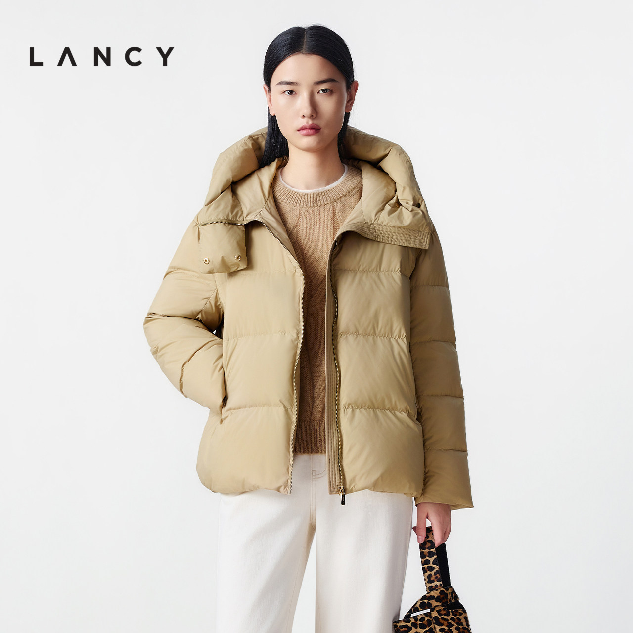 宽松廓形 连帽款式 大翻领设计