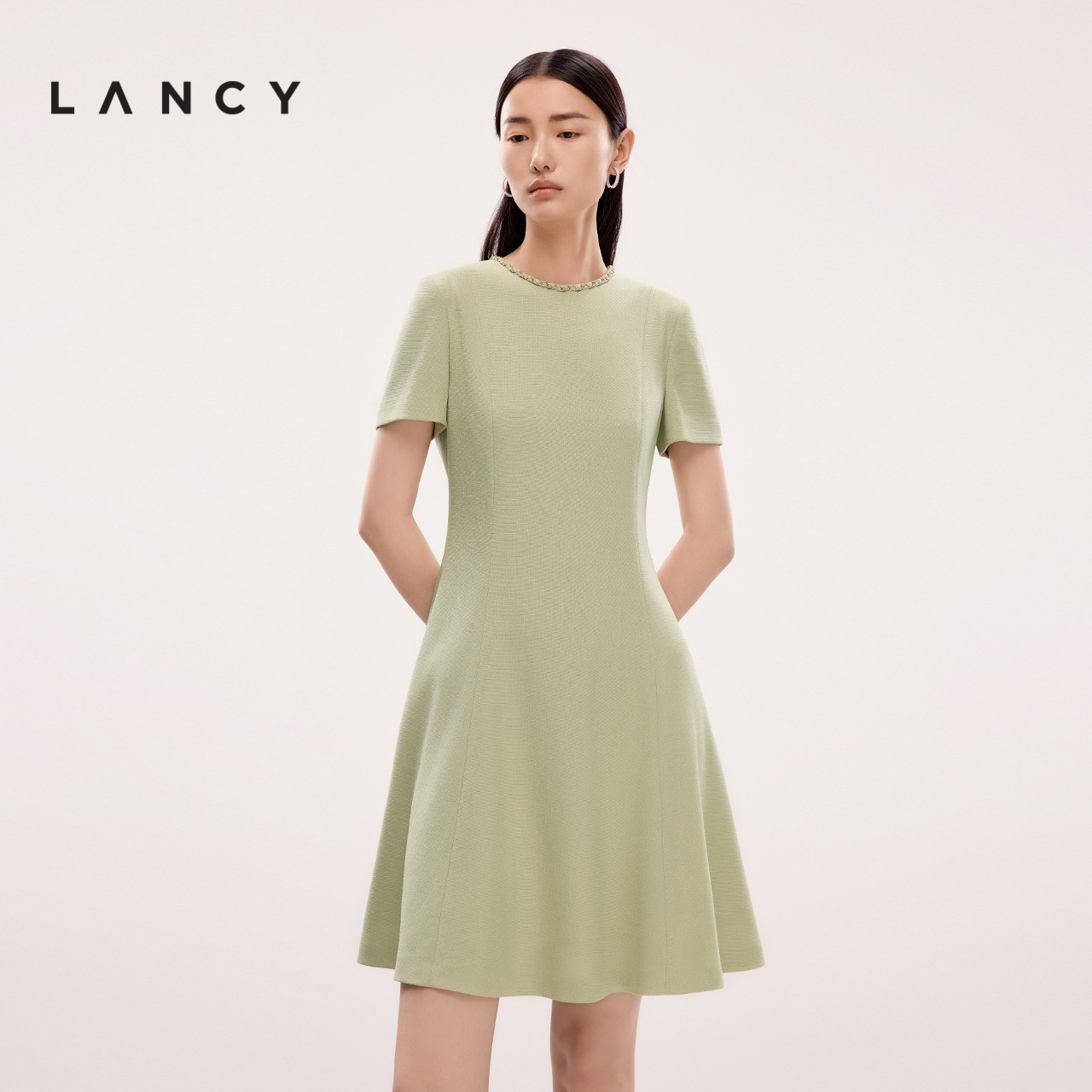 领口织带 收腰设计 优雅A摆