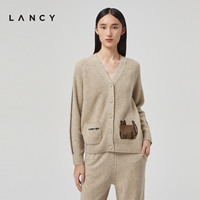 LANCY/朗姿牦牛绒动物印花针织开衫2022秋季新款长袖显瘦带兜毛衣