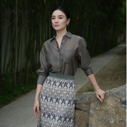 柔和光泽 口袋设计 微透衣身