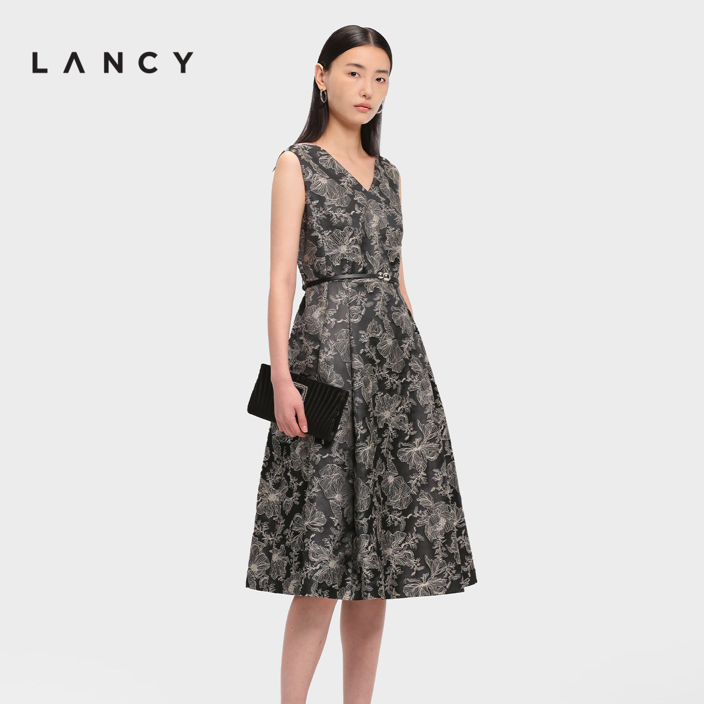 LANCY/朗姿2026春季新款新中式刺绣无袖V领收腰晚宴礼服连衣裙