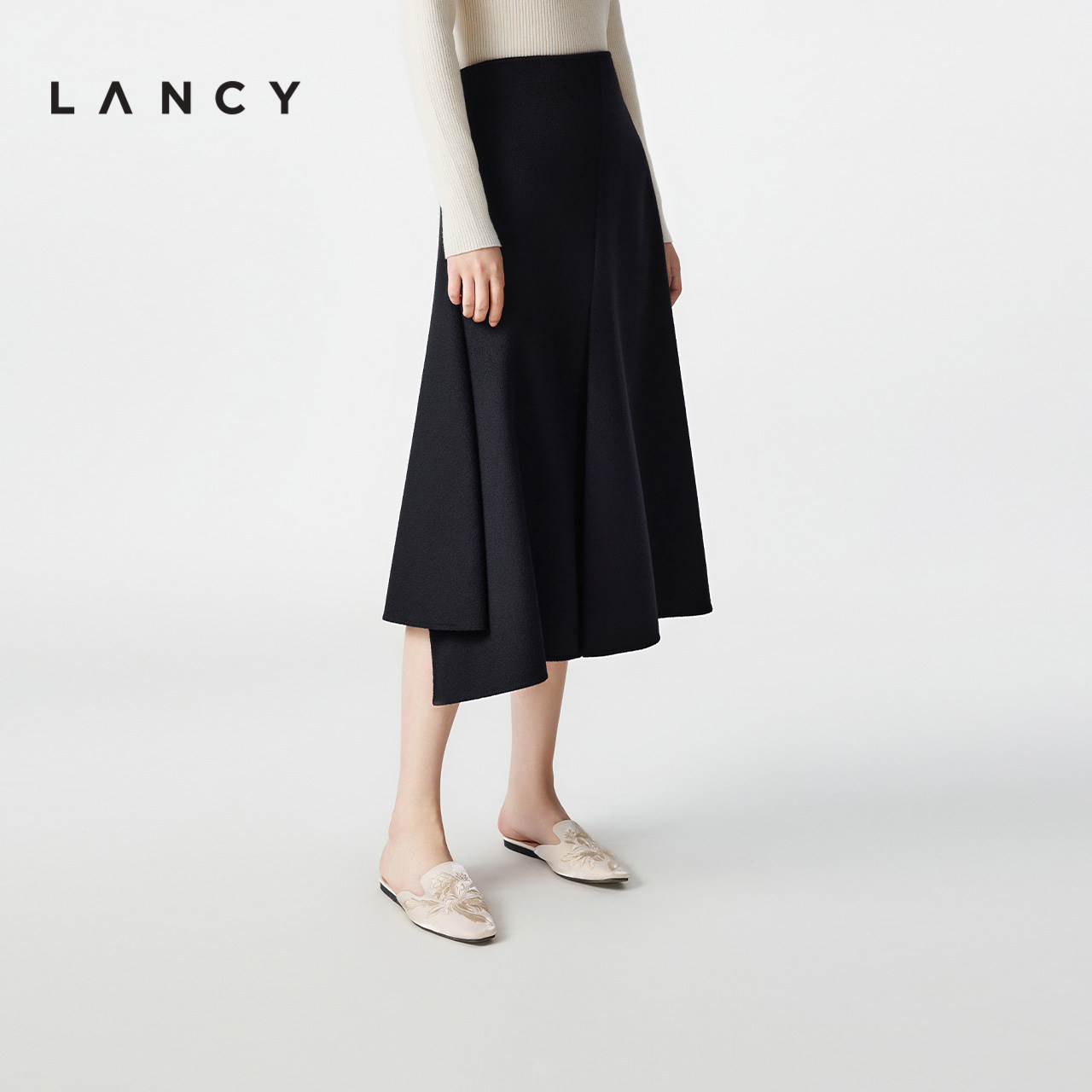 大裙摆设计 经典廓形 绒感细腻