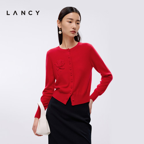 浮雕花朵 同色排扣 经典圆领