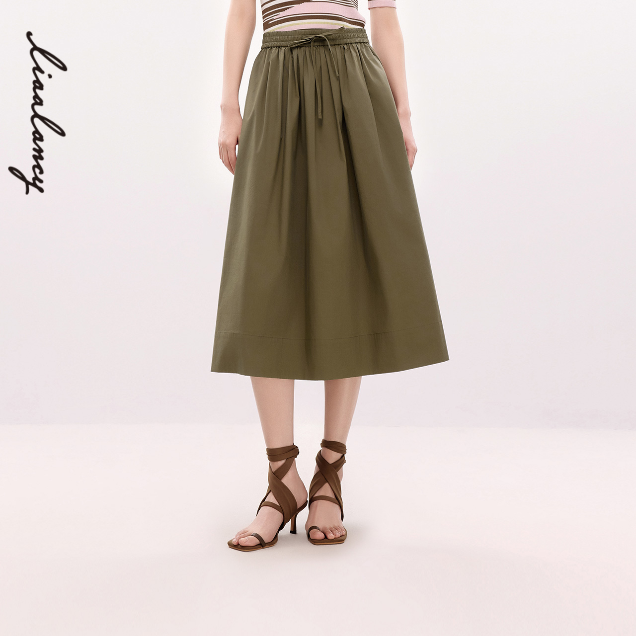 量感伞摆 弹力腰头 褶裥设计