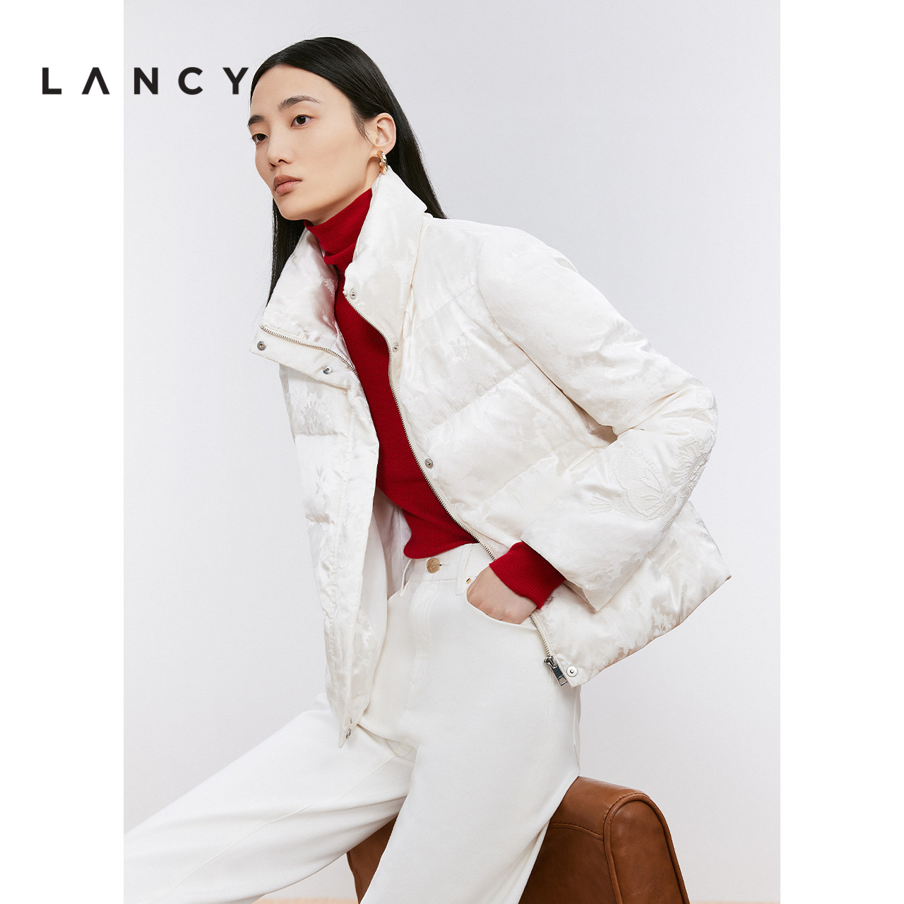 立领领型 暗纹肌理 利落短款