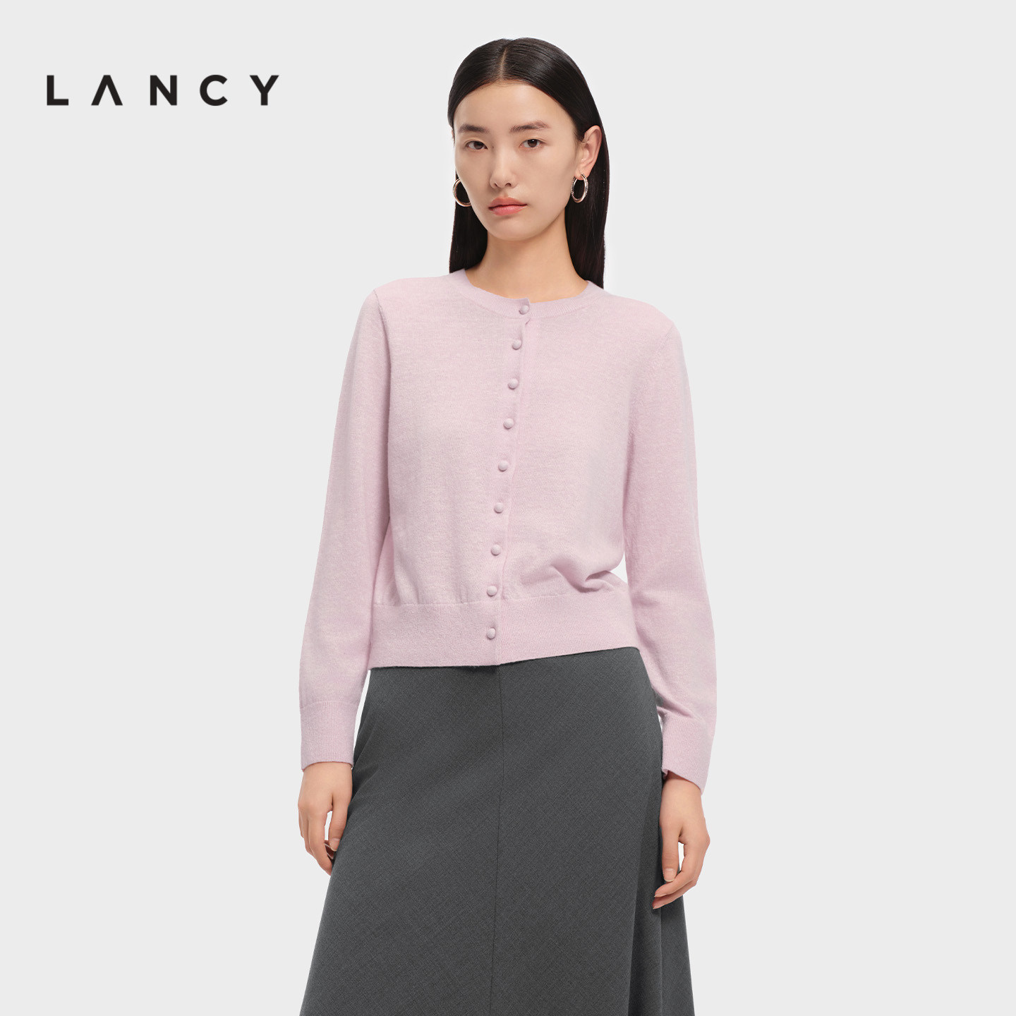 圆领设计 立体扣饰 清新色调